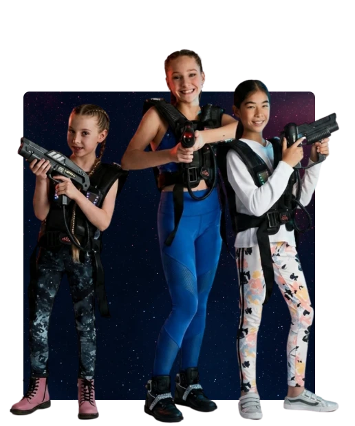 Jóvenes con equipamiento de laser tag de Galaxzer